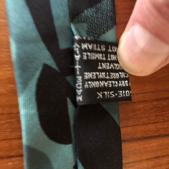 Tie by Gianni Versace Pure silk .. NWOT Italy Made! - Picture 3 of 3
